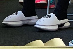 李宁新拖鞋爆料了吗视频,时尚与舒适并存，引领潮流新趋势